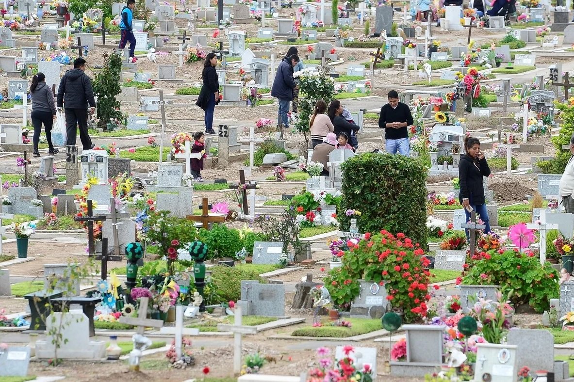 Cementerio De Flores A Pesar Del Abandono Crece La Asistencia Gracias A La Comunidad Boliviana Noticias Del Barrio De Flores