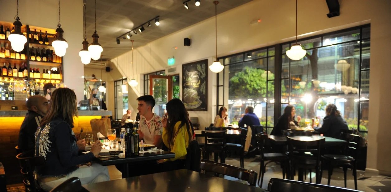 El protocolo para que los bares y restaurantes puedan ocupar hasta el 30%  de sus salones | Noticias del barrio de Flores